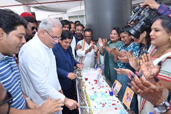 जन्मदिन की खुशी में मुख्यमंत्री के लिए बनाया 150 फीट लंबा केक