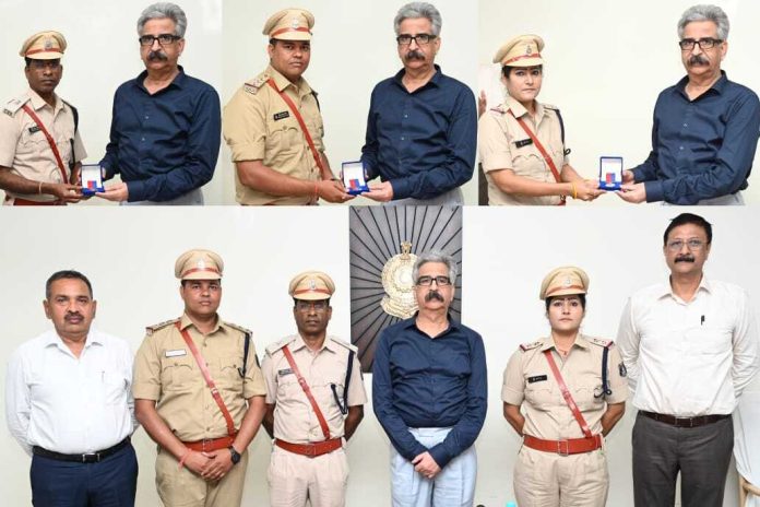 वर्ष 2022 के लिए ‘‘अन्वेषण में उत्कृष्टता हेतु केन्द्रीय गृहमंत्री पदक’’ से सम्मानित पुलिस अधिकारियों का पुलिस महानिदेशक द्वारा पदक एवं प्रमाण-पत्र देकर सम्मान