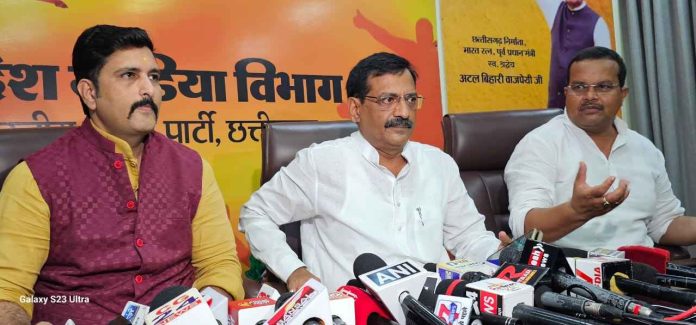 प्रदेश में डेंगू कहर बरपा रहा है 40 हजार स्वास्थ्य कर्मी हड़ताल पर है मुख्यमंत्री जी को दिल्ली जाकर प्रेस करने का वक्त है स्वास्थ्य कर्मियों से मिलने का समय नही :अमित चिमनानी