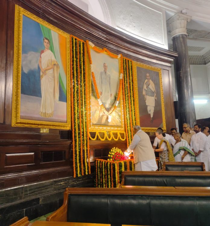 सोनिया, राहुल व खड़गे स‎हित कांग्रेसी नेताओं ने दी पूर्व प्रधानमंत्री स्व. राजीव गांधी को श्रद्धांजलि