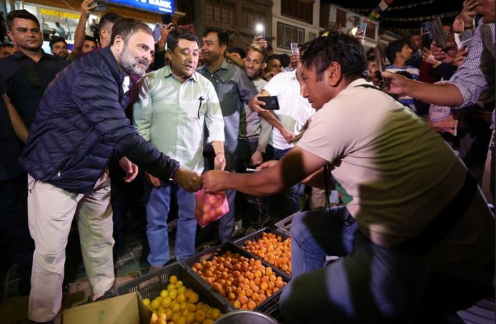 लेह-लद्दाख के बाजारों पर खरीदी करते दिखें Rahul Gandhi , वरिष्‍ठ सैनिकों से भी की मुलाकात