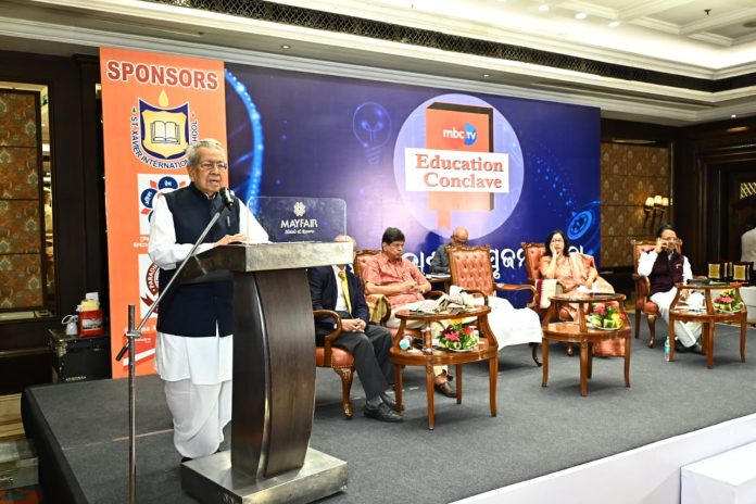 शिक्षाविद् व लेखक समाज में ला सकते हैं क्रांति : राज्यपाल विश्वभूषण हरिचंदन