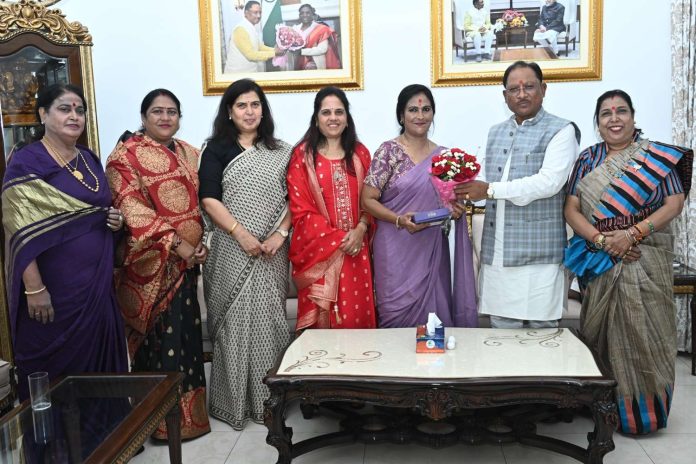 मुख्यमंत्री श्री साय से रायपुर एवं बिलासपुर नगर निगम की नव निर्वाचित महापौर ने की मुलाकात