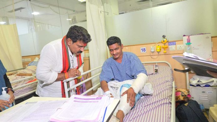 मुठभेड़ में घायल जवानों से मिले उपमुख्यमंत्री विजय शर्मा, हौसला बढ़ाया, बेहतर इलाज के दिए निर्देश