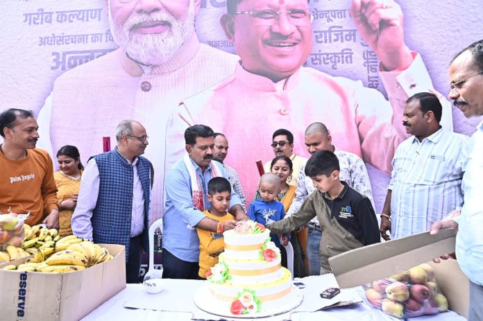प्रयागराज महाकुंभ के छत्तीसगढ़ पवेलियन में डिप्टी सीएम विजय शर्मा ने श्रद्धालुओं के साथ मनाया मुख्यमंत्री साय का जन्मदिन