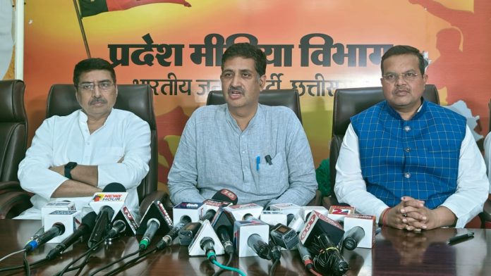 कांग्रेस नेता हार मानकर घर बैठ गए हैं : सिंह