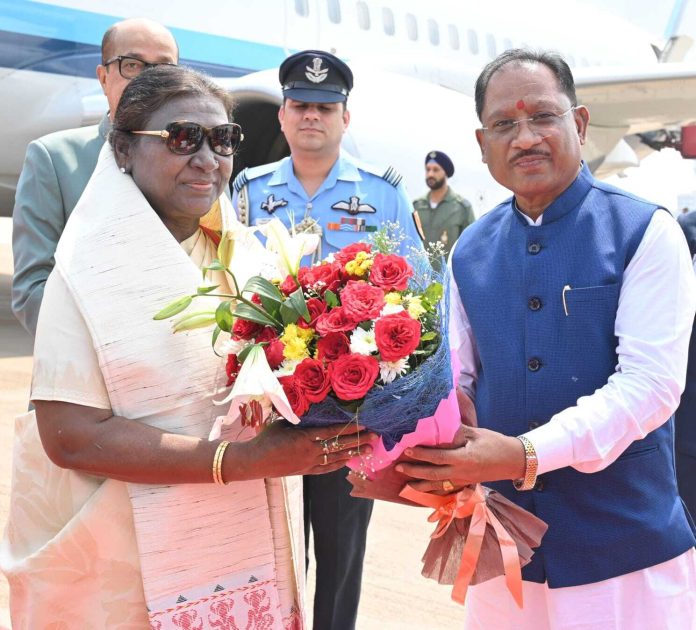 राष्ट्रपति द्रौपदी मुर्मु का छत्तीसगढ़ आगमन, स्वामी विवेकानंद एयरपोर्ट पर हुआ भव्य स्वागत