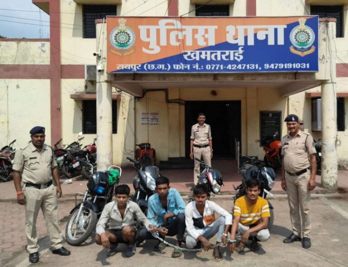रायपुर पुलिस का बड़ा खुलासा: शातिर मोपेड चोर गिरोह का पर्दाफाश, 4 मोटरसाइकिलें बरामद
