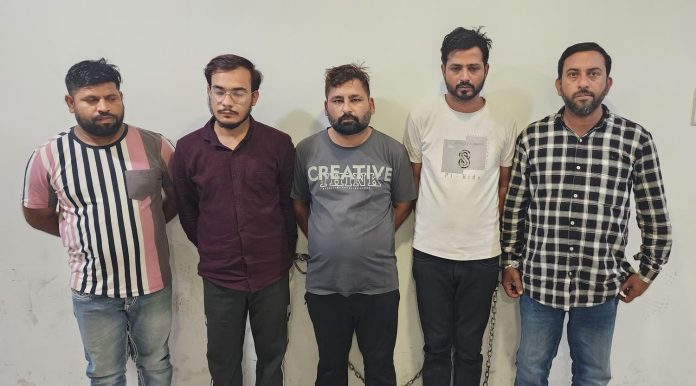 पुलिस की जबर्दस्त छापेमारी: क्रिकेट सट्टे के लिए म्यूल बैंक खाते उपलब्ध कराने वाले 5 आरोपी गिरफ्तार, 6.3 लाख का सामान जब्त!