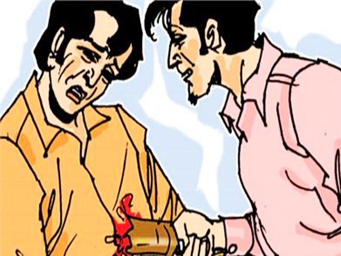 रेलवे स्टेशन पर बाल कटवाने को लेकर खून-खराबा! दोस्त ने दोस्त पर चाकू से किया जानलेवा हमला, स्टेशन पर मची अफरा-तफरी