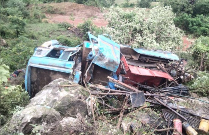 बोरवेल ट्रक 60 फीट गहरी खाई में गिरा, तीन मजदूरों की मौत, चार घायल