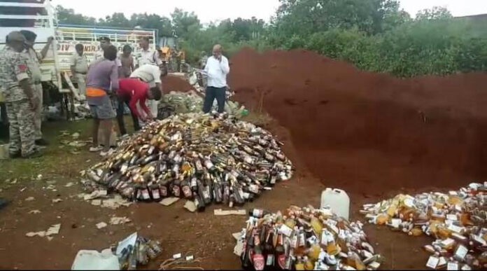 बस्तर में शराब का 'अंतिम संस्कार': आबकारी विभाग ने दफनाईं सैकड़ों बोतलें, ग्रामीणों ने की लपकने की कोशिश!