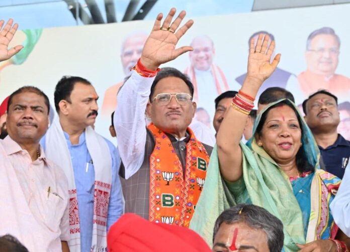 जापान और दक्षिण कोरिया के सफल विदेश दौरे से वापस लौटे मुख्यमंत्री श्री साय,एयरपोर्ट पर हुआ भव्य स्वागत, कर्मा-पंथी नृत्यों से सराबोर रहा एयरपोर्ट परिसर