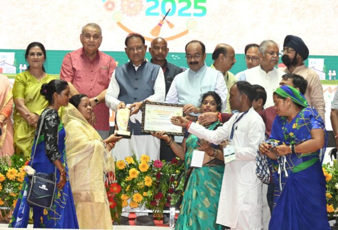 स्वच्छता में छत्तीसगढ़ को राष्ट्रीय स्तर पर प्रतिष्ठित करने में स्वच्छता दीदियों का अमूल्य योगदान : सीएम साय