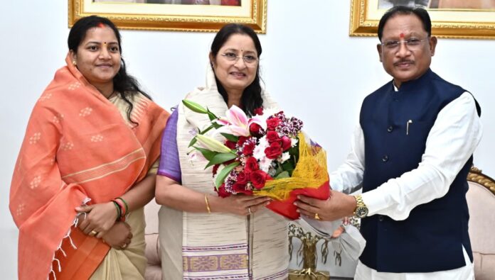 मुख्यमंत्री विष्णु देव साय से केंद्रीय महिला एवं बाल विकास मंत्री अन्नपूर्णा देवी ने की सौजन्य भेंट