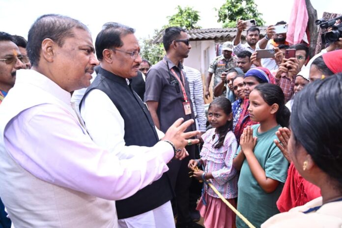 बाढ़ प्रभावितों का हाल जानने सीधे उनके बीच पहुँचे मुख्यमंत्री साय: अधिकारियों को राहत एवं पुनर्वास कार्यों में तेजी लाने के निर्देश