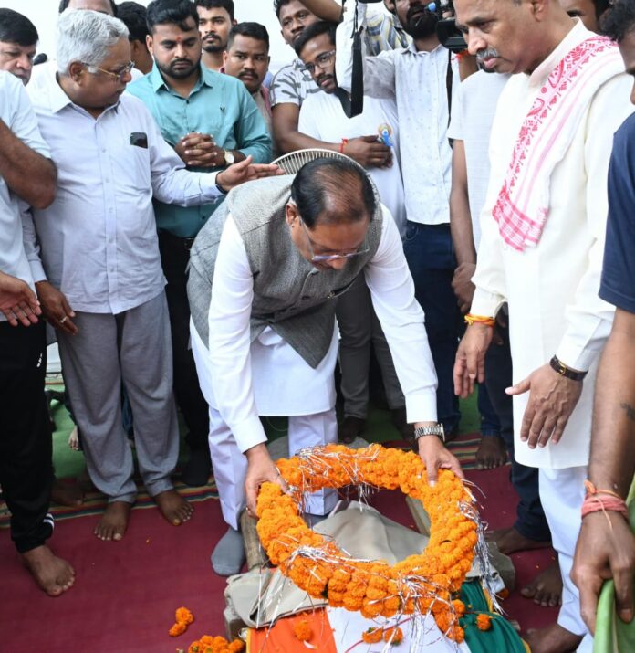 मुख्यमंत्री साय ने पूर्व प्रांत प्रचारक श्रद्धेय शांताराम को दी श्रद्धांजलि... मुख्यमंत्री साय ने पूर्व प्रांत प्रचारक श्रद्धेय शांताराम को दी श्रद्धांजलि...