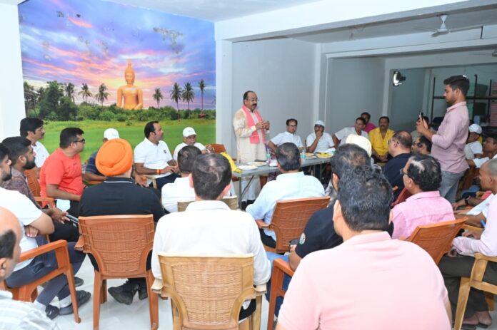 उप मुख्यमंत्री अरुण साव ने जीएसटी बचत उत्सव पर व्यापारियों से की चर्चा, मुंह मीठा कर दी बधाई