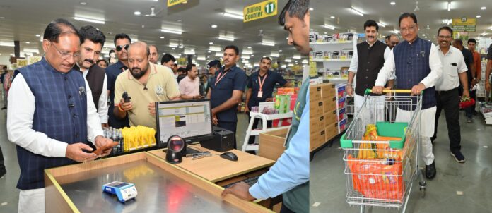 जब मुख्यमंत्री खुद बने ग्राहक : घरेलू सामान की शॉपिंग कर उठाया जीएसटी दरों में कटौती का लाभ