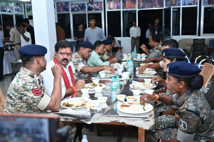 उपमुख्यमंत्री ने नक्सल मोर्चे के वीर जवानों संग किया रात्रि भोज, जवानों ने साझा किए अनुभव बोले, अब हो रहा है बस्तर का विकास