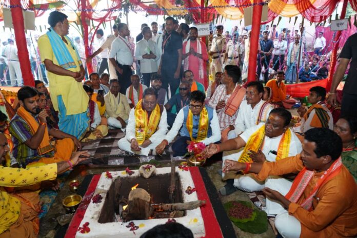 मुख्यमंत्री विष्णुदेव साय झगरपुर में रणेश्वर रामचण्डी मंदिर के वेदी पूजन में हुए शामिल