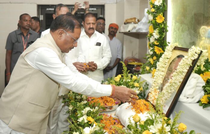 मुख्यमंत्री  विष्णु देव साय ने पूर्व विधानसभा उपाध्यक्ष स्वर्गीय बनवारी लाल अग्रवाल को दी श्रद्धांजलि मुख्यमंत्री  विष्णु देव साय ने पूर्व विधानसभा उपाध्यक्ष स्वर्गीय बनवारी लाल अग्रवाल को दी श्रद्धांजलि