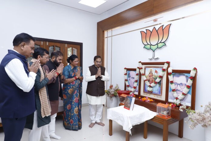 भाजपा कार्यालय में मनाया गया संविधान दिवस... क्षेत्रीय संगठन महामंत्री अजय जम्वाल ने कहा : संविधान लोकतंत्र की गीता