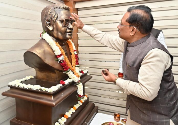 मुख्यमंत्री साय ने भारत रत्न अटल बिहारी वाजपेयी की प्रतिमा पर माल्यार्पण कर दी श्रद्धांजलि