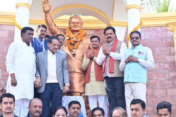 भारतरत्न अटल बिहारी वाजपेयी की जयंती पर उप मुख्यमंत्री विजय शर्मा ने उनकी प्रतिमा पर माल्यार्पण कर अर्पित किए श्रद्धासुमन