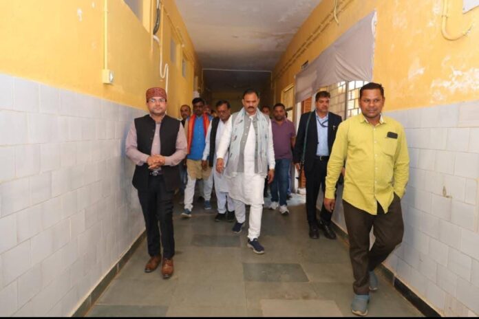स्वास्थ्य मंत्री श्याम बिहारी जायसवाल ने सामुदायिक स्वास्थ्य केन्द्र बोड़ला का किया औचक निरीक्षण