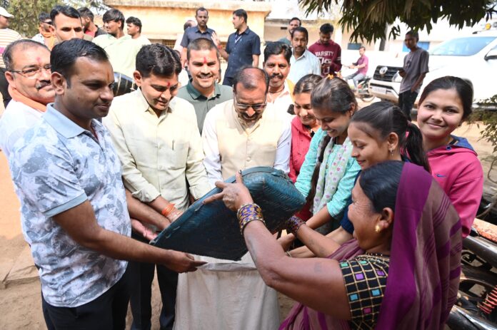 छेरछेरा तिहार: सामाजिक समरसता और लोक संस्कृति का उत्सव…घर-घर अन्न दान लेकर मंत्री टंक राम वर्मा ने निभाई छेरछेरा की परम्परा