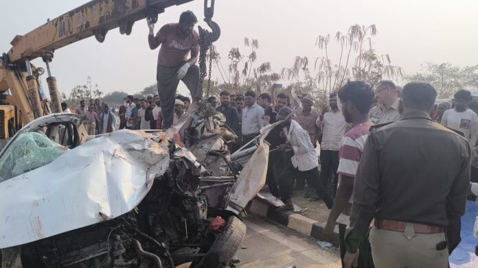 भीषण सड़क हादसा: 201 कोबरा बटालियन के 3 जवानों सहित 4 लोगों की मौत, एक जवान गंभीर रूप से घायल