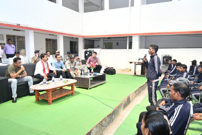 उपमुख्यमंत्री विजय शर्मा ने पुनर्वास केंद्र दंतेवाड़ा में युवाओं से की मुलाकात