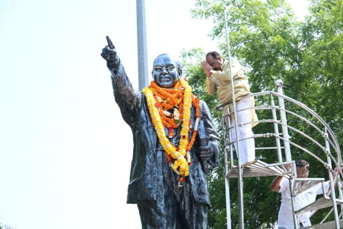 उप मुख्यमंत्री अरुण साव ने डॉ भीमराव अंबेडकर की प्रतिमा पर माल्यार्पण कर किया नमन