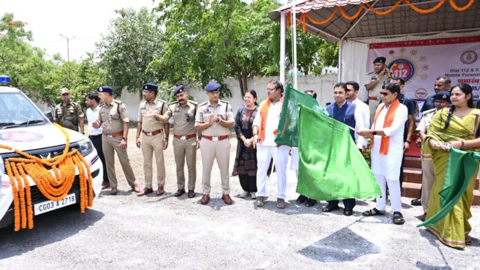 बलौदाबाजार में 'नेक्स्ट जेन डायल-112' वाहनों को राजस्व मंत्री ने दिखाई हरी झंडी