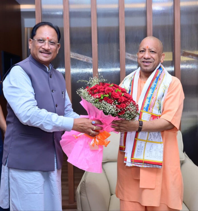 मुख्यमंत्री साय ने उत्तर प्रदेश के मुख्यमंत्री योगी आदित्यनाथ का किया आत्मीय स्वागत