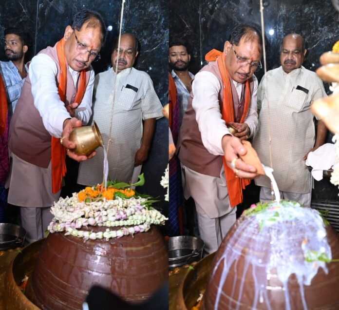 मुख्यमंत्री ने हाटकेश्वर महादेव मंदिर में पूजा-अर्चना कर प्रदेशवासियों के सुख समृद्धि की कामना की