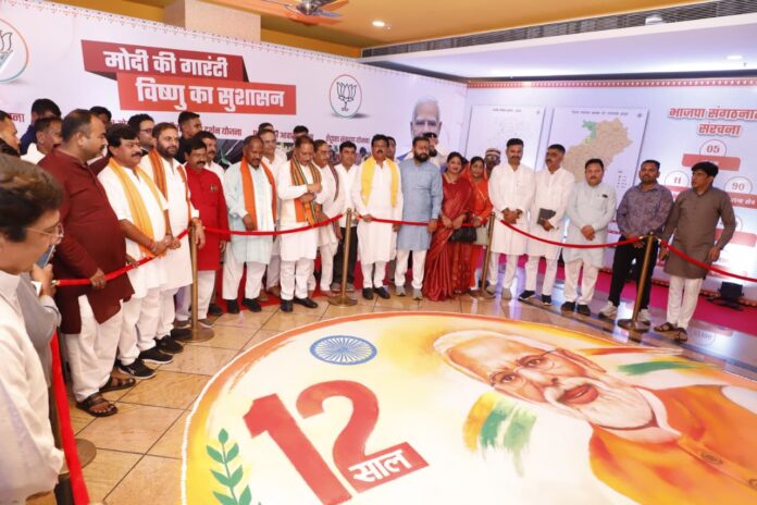 मुख्यमंत्री साय ने प्रधानमंत्री मोदी के कार्यकाल की उपलब्धियों पर आधारित प्रदर्शनी का अवलोकन किया