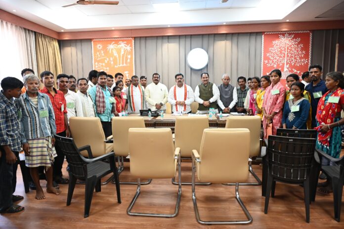 उप मुख्यमंत्री विजय शर्मा ने नक्सल प्रकरणों की वापसी को लेकर बस्तर के युवाओं से की मुलाकात