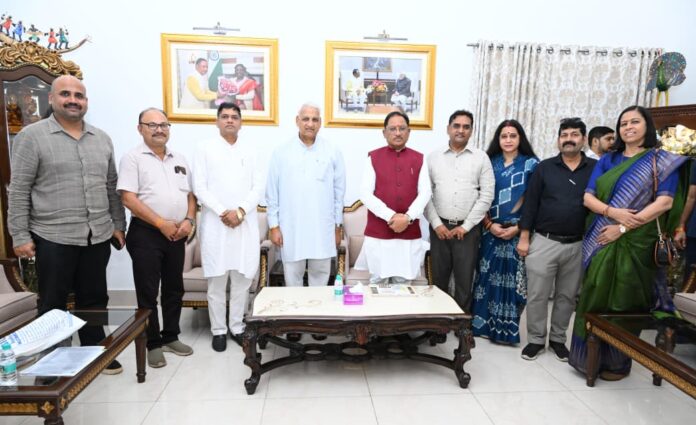 मुख्यमंत्री विष्णुदेव साय से लघु उद्योग भारती के प्रतिनिधिमंडल ने की सौजन्य मुलाकात : 14वें इंडिया इंडस्ट्रियल फेयर की तैयारियों पर हुई चर्चा