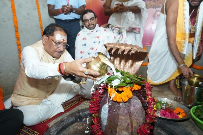 मुख्यमंत्री साय ने बाबा कर्मेश्वर का किया रुद्राभिषेक, प्रदेशवासियों की सुख-समृद्धि और खुशहाली की कामना की