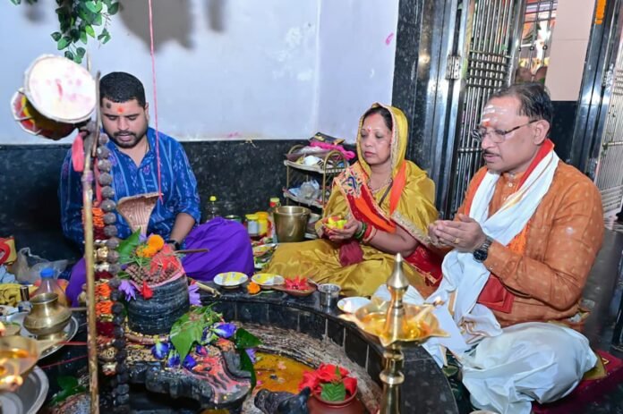 मुख्यमंत्री साय ने सावन सोमवार और नागपंचमी पर श्री फलेश्वरनाथ महादेव की पूजा-अर्चना की
