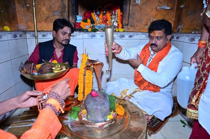 श्रावण मास के अंतिम सोमवार को उप मुख्यमंत्री विजय शर्मा ने अमरकंटक में किए मां नर्मदा के दर्शन