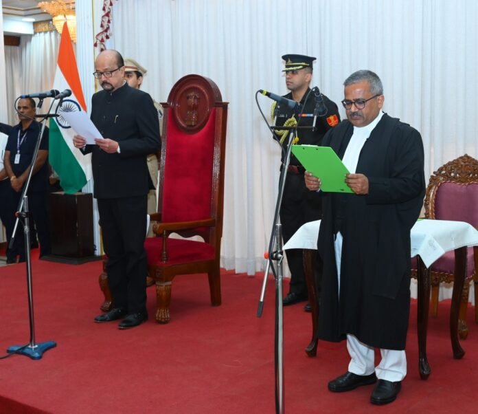 राज्यपाल रमेन डेका ने न्यायाधिपति कृष्न राम महापात्र को छत्तीसगढ़ उच्च न्यायालय के मुख्य न्यायाधीश पद की दिलाई शपथ