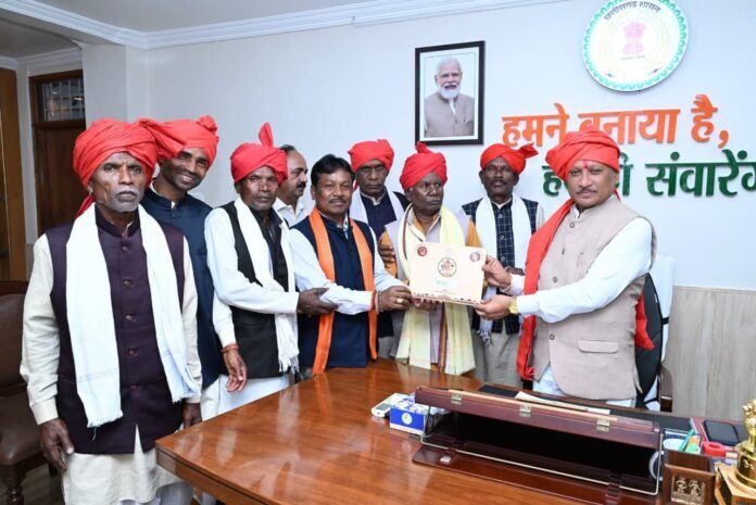 सांसद महेश कश्यप के नेतृत्व में बस्तर दशहरा समिति ने मुख्यमंत्री साय को दिया बस्तर दशहरा का आमंत्रण