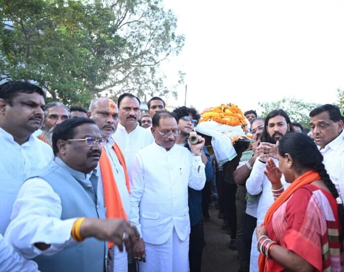 मुख्यमंत्री विष्णुदेव साय ने स्वर्गीय विधायक डोमनलाल कोर्सेवाड़ा को दी अंतिम विदाई