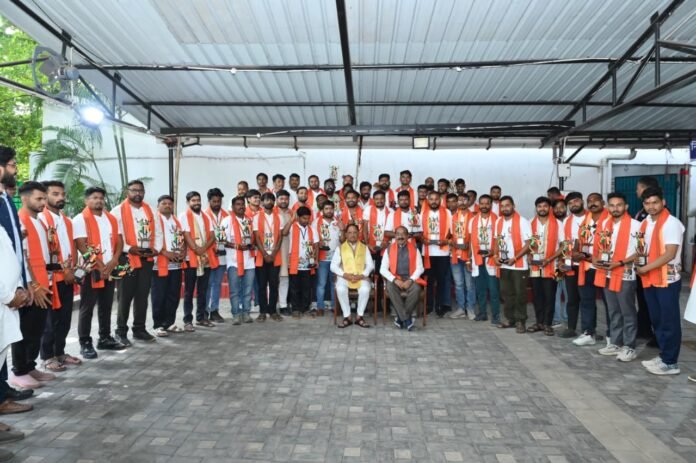 मुख्यमंत्री साय ने किया प्रदेश के वाराणसी से वडनगर गए भाजयुमो कार्यकर्ताओं का सम्मान