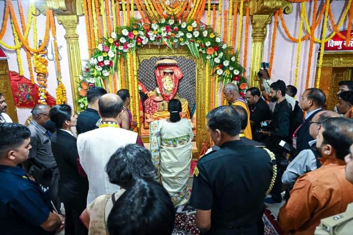 राष्ट्रपति द्रौपदी मुर्मु ने माँ दंतेश्वरी की पूजा-अर्चना कर देशवासियों की सुख-समृद्धि और खुशहाली की कामना की